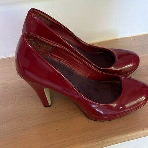 Madden Girl brand maroon patent leather -look pumps